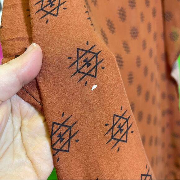 Western Themed Neck Tie, 35" by 35". In excellent condition! - Picture 3 of 4